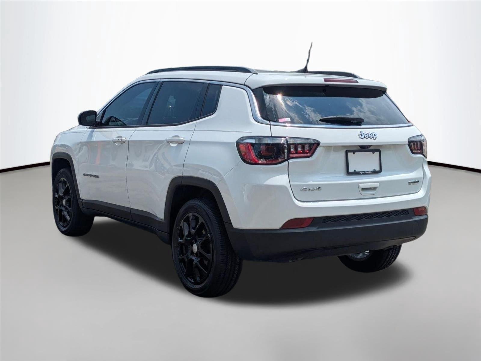 Used 2023 Bright White Clearcoat Jeep Latitude Lux image 7