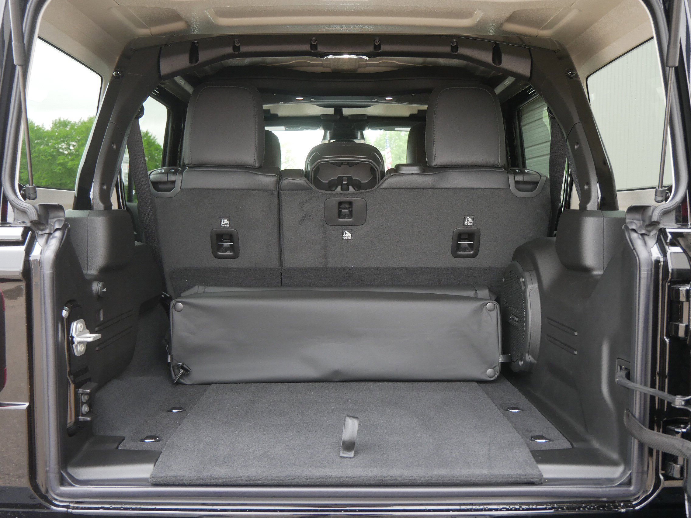 New 2026 Black Clear-Coat Exterior Paint Jeep Sahara image 4