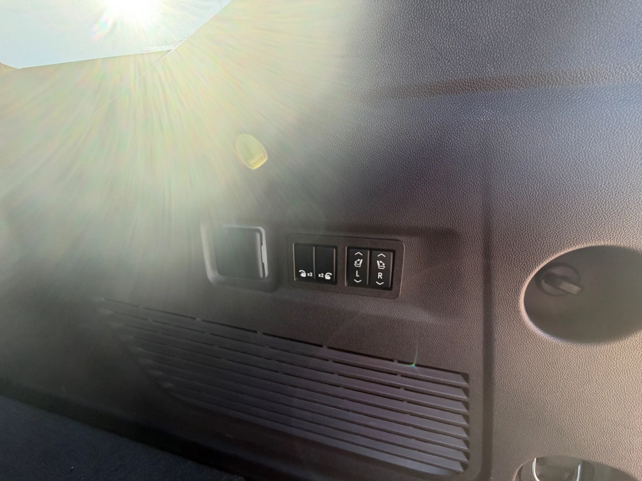 Used 2022 White Frost Tricoat GMC Denali image 19