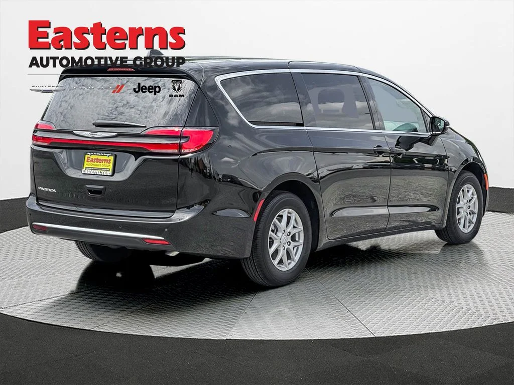 New 2025 Diamond Black Crystal Pearl-Coat Exterior Paint Chrysler Select image 7