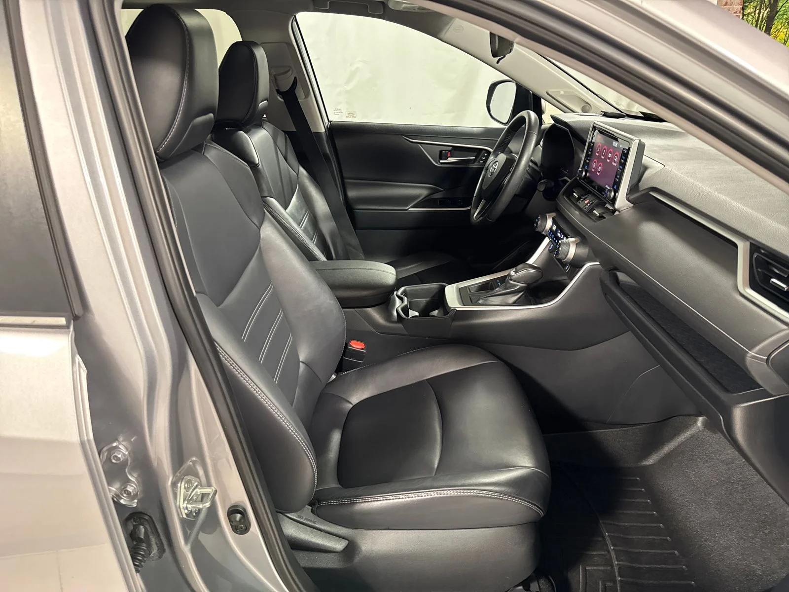 Used 2019 Silver Sky Metallic Toyota XLE Premium image 29