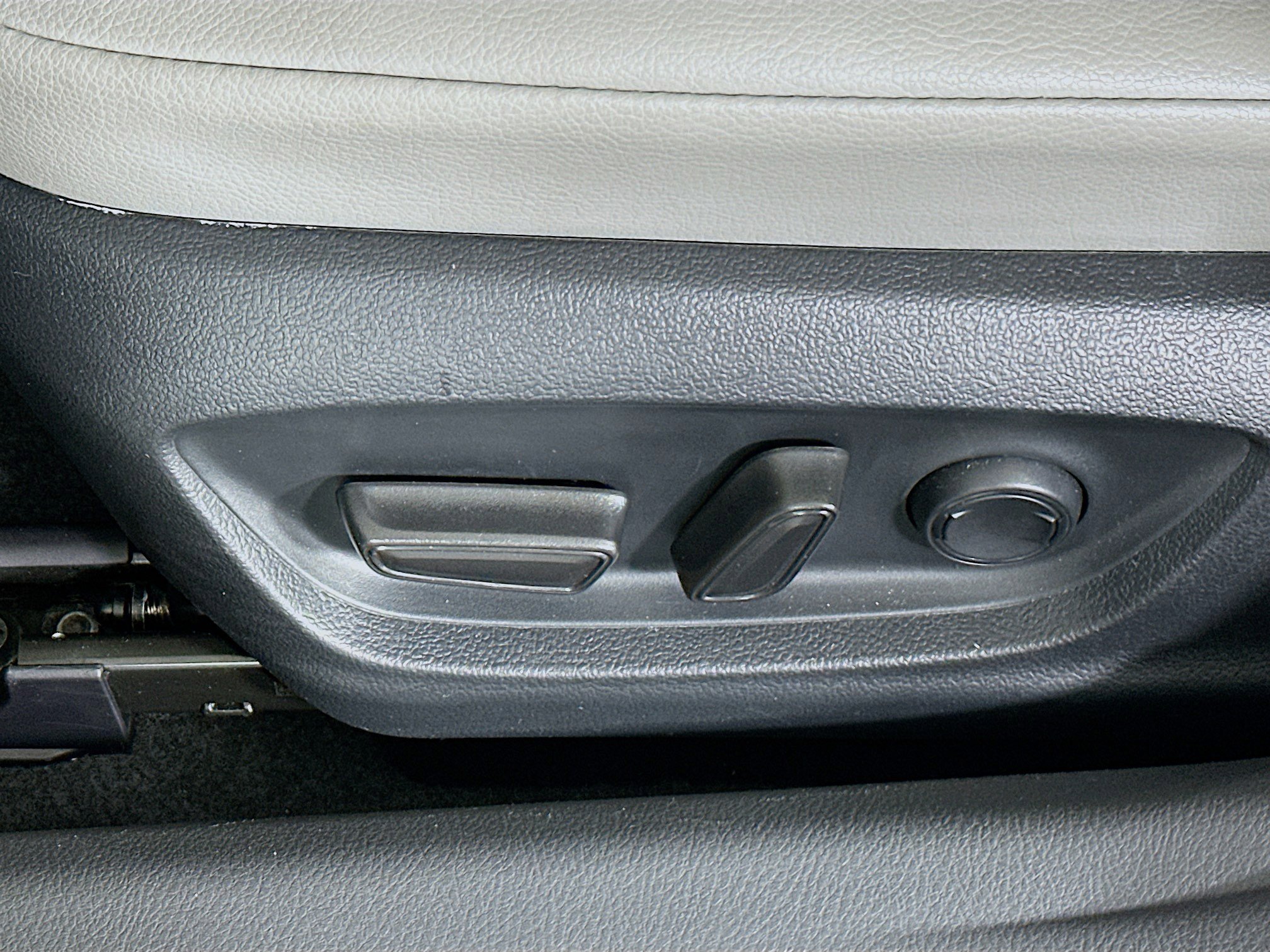 Used 2023 Ice Toyota SE image 13