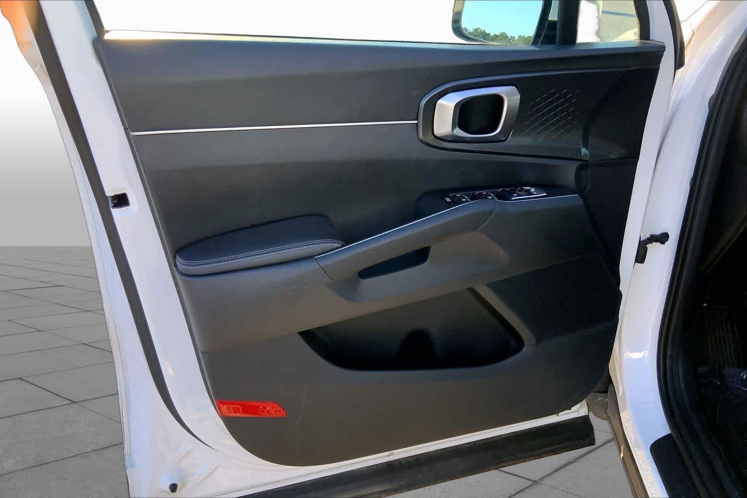 Used 2023 Glacial White Pearl Kia LX image 20