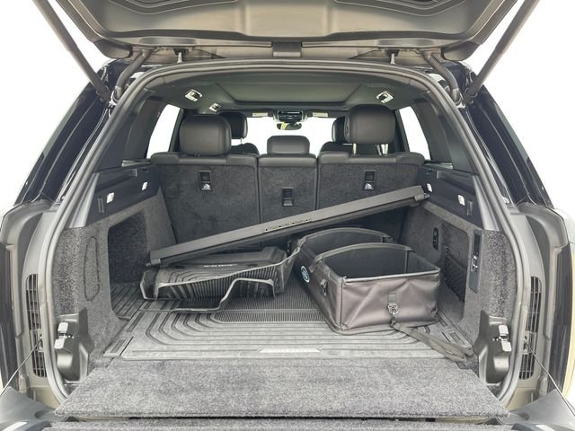 Used 2025  Land Rover SE image 18