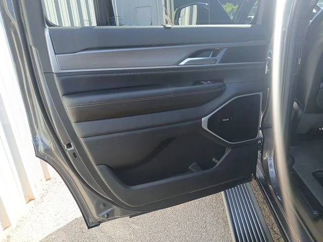 New 2026 Baltic-Gray Metallic Clear-Coat Exterior Paint Jeep Limited Altitude image 26