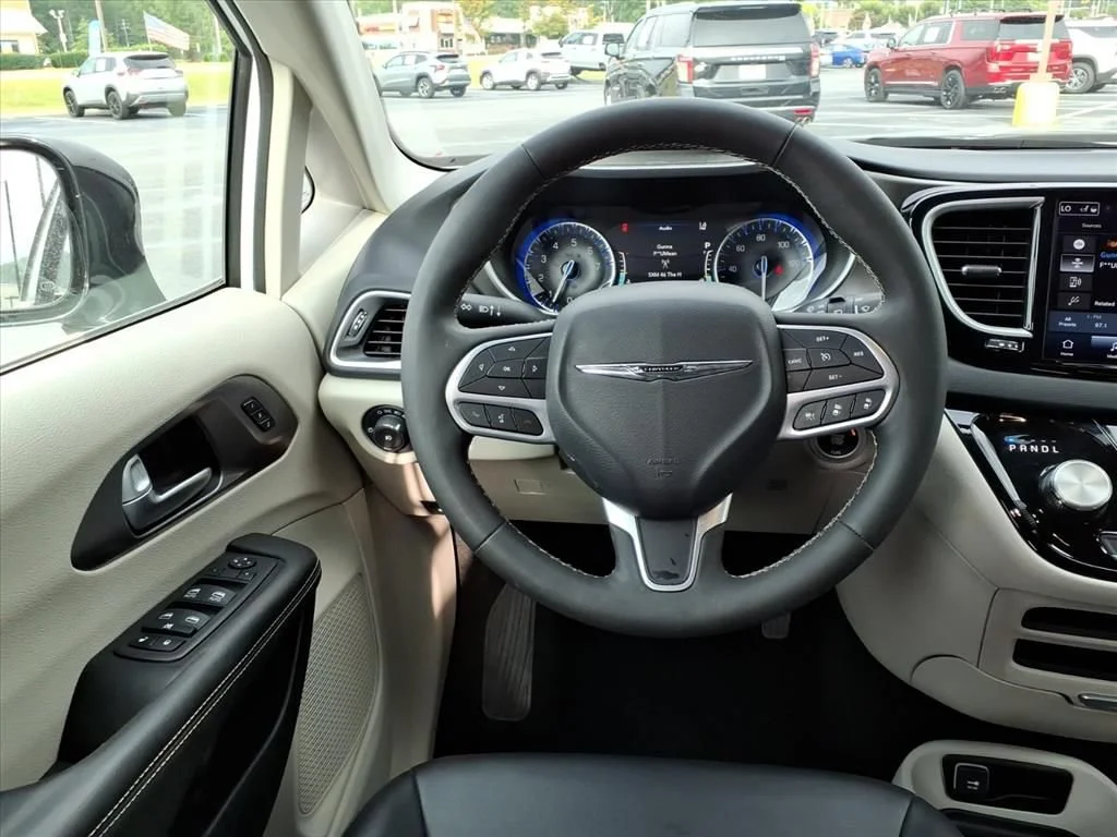 Used 2024 White Chrysler Touring L image 26