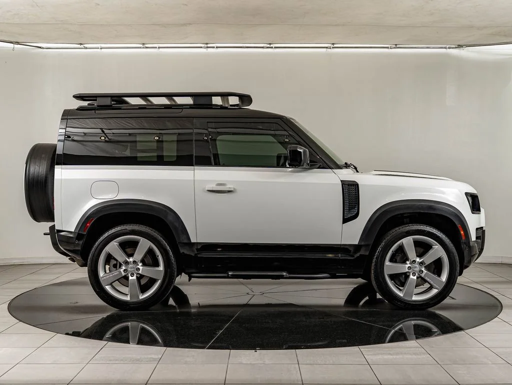 Used 2023 White Land Rover X-Dynamic SE image 4