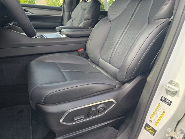 New 2026 Bright White Clear-Coat Exterior Paint Jeep Limited Altitude image 6