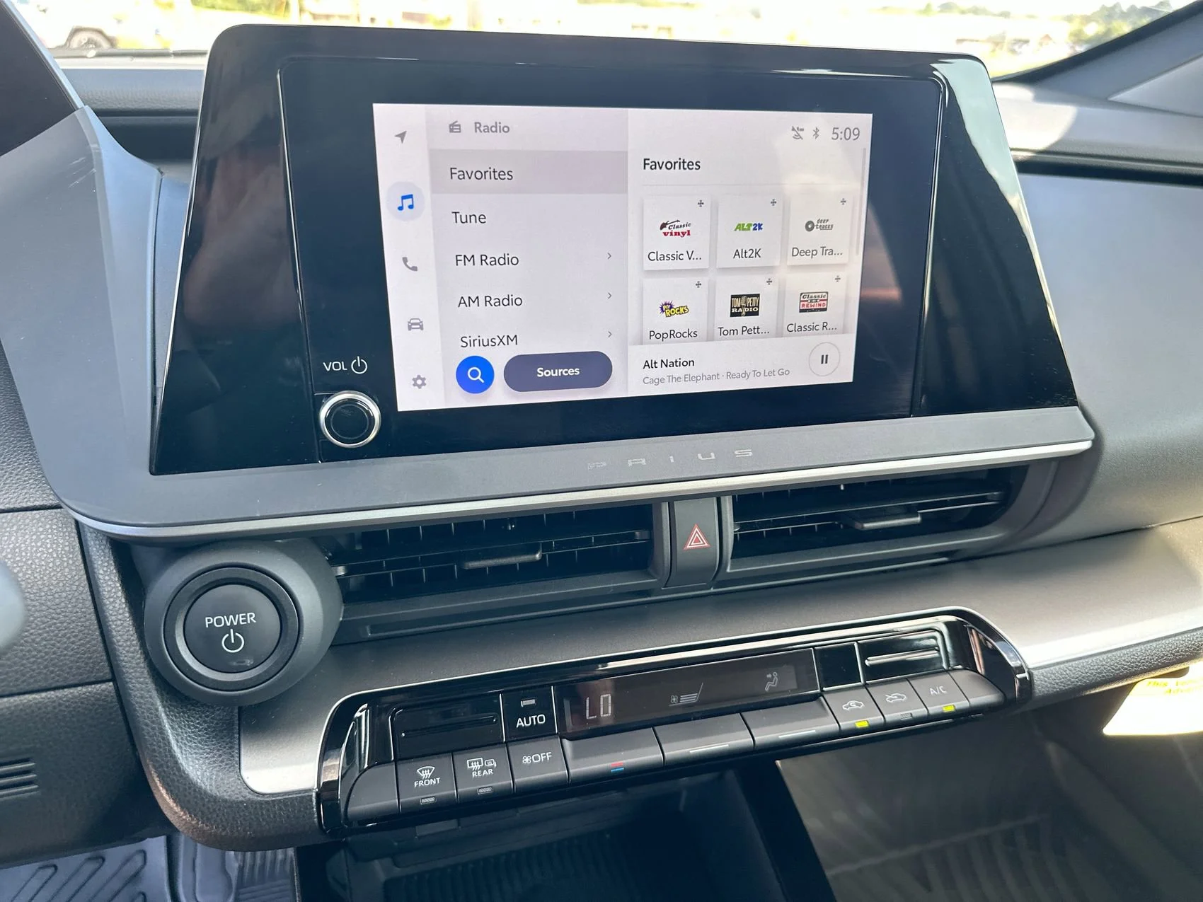 2025 Toyota Prius LE - Photo 16