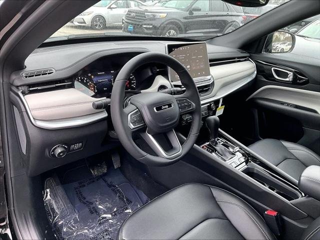 New 2026 Diamond Black Crystal Pearl-Coat Exterior Paint Jeep Limited image 8