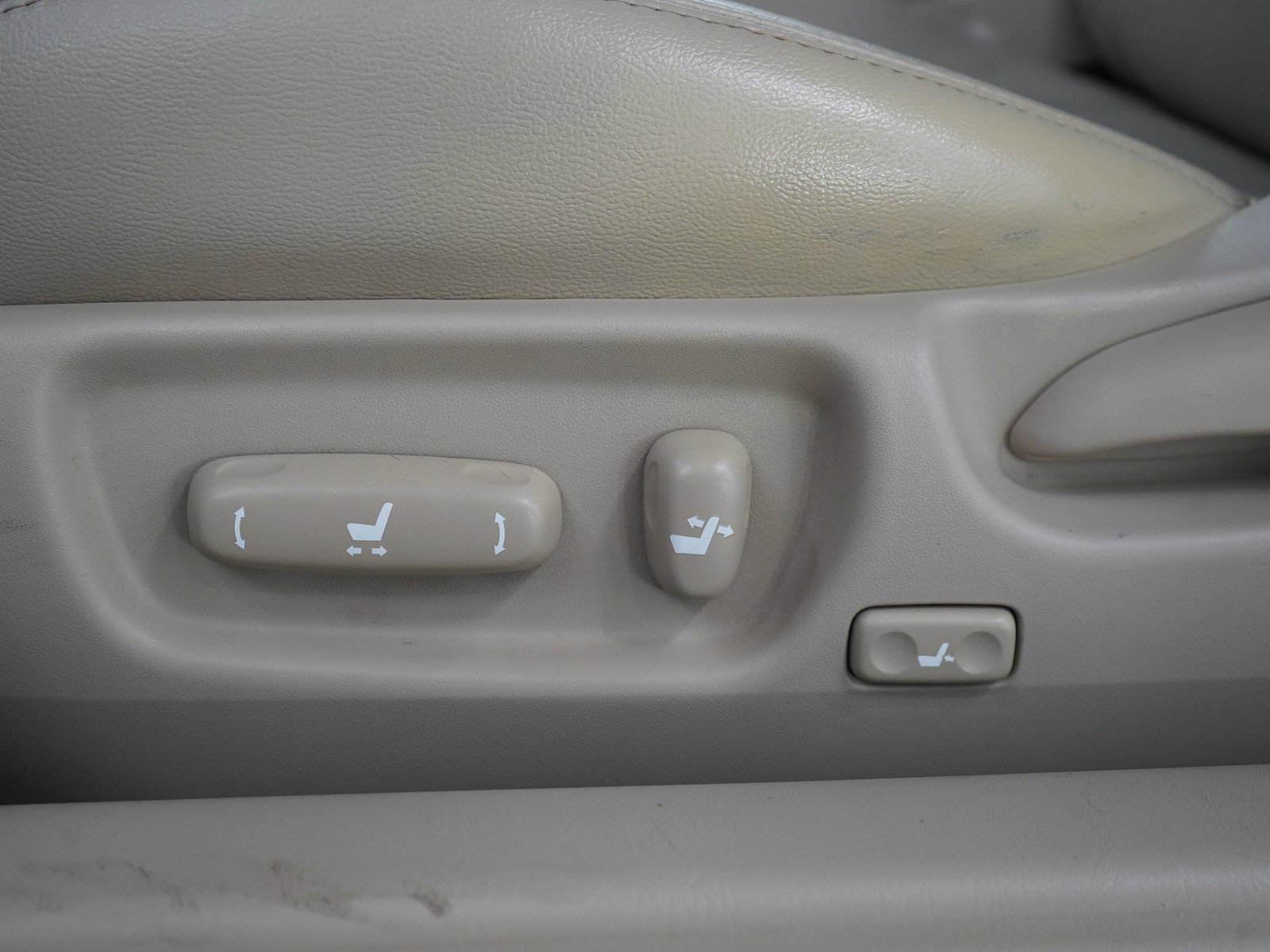 Used 2006 White Toyota SE image 24