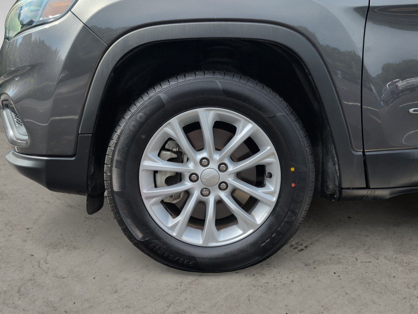 Used 2022 Granite Crystal Metallic Clearcoat Jeep Latitude Lux image 27