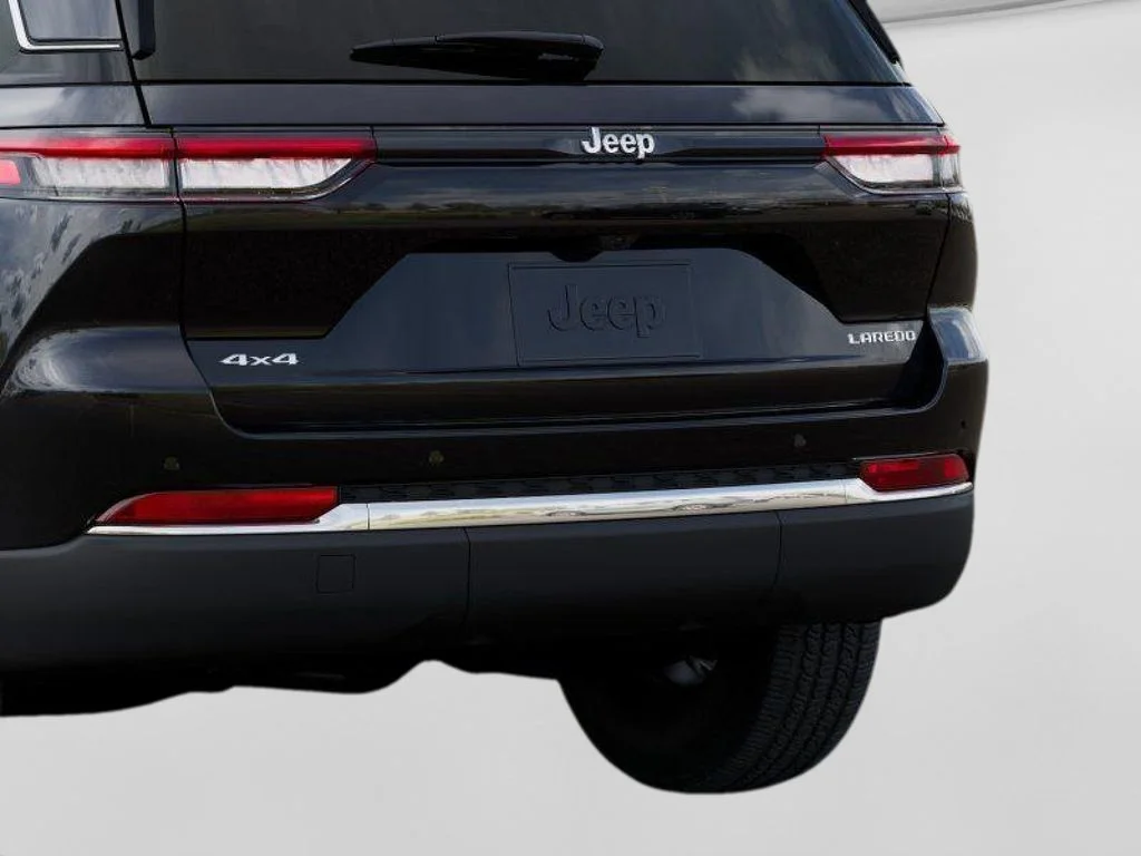 New 2025 Diamond Black Crystal Pearl-Coat Exterior Paint Jeep Laredo image 13
