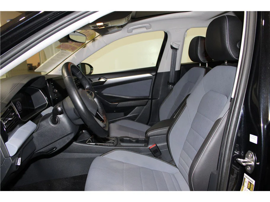 2025 Volkswagen Jetta SE - Photo 10