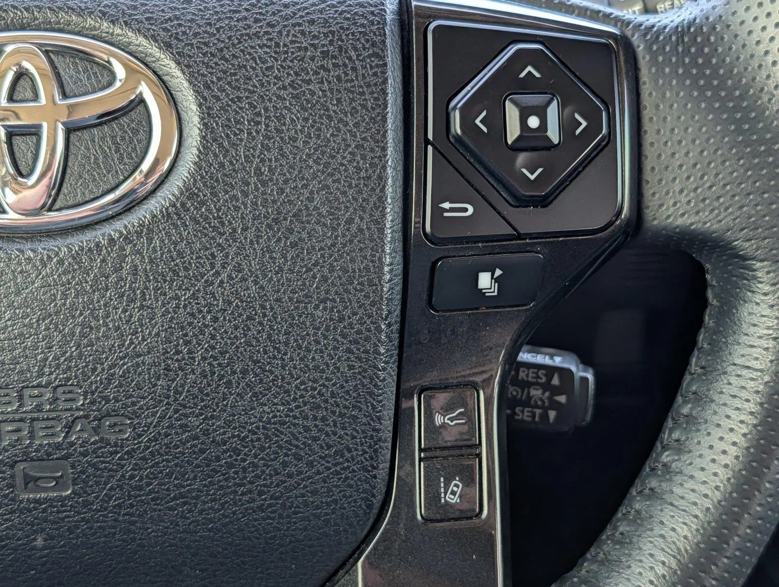 Used 2020 Midnight Black Metallic Toyota Venture image 25