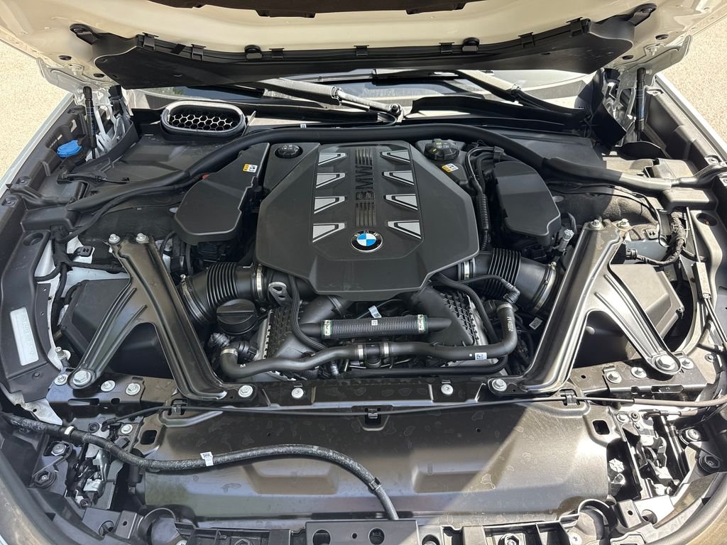 Used 2026 White BMW 760i xDrive image 34