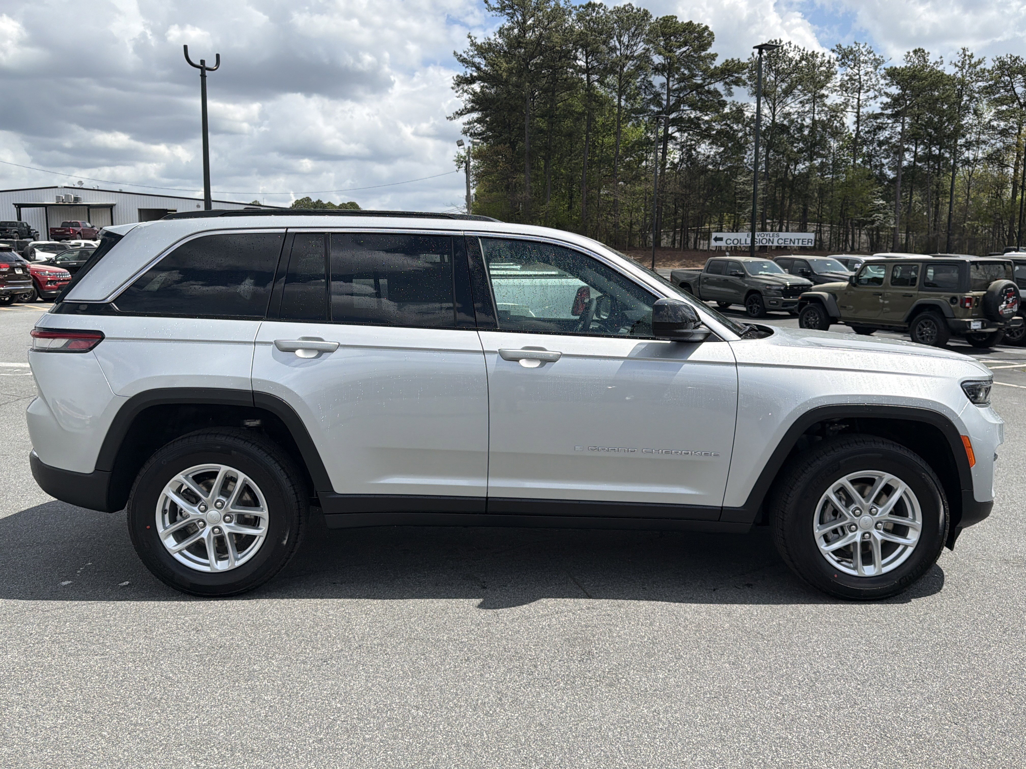 New 2026 Silver Zynith Jeep Laredo image 9