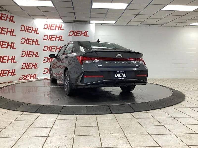 Used 2025 Gray Hyundai SEL Sport image 5