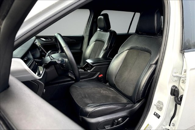 Used 2022 White Jeep Altitude image 23