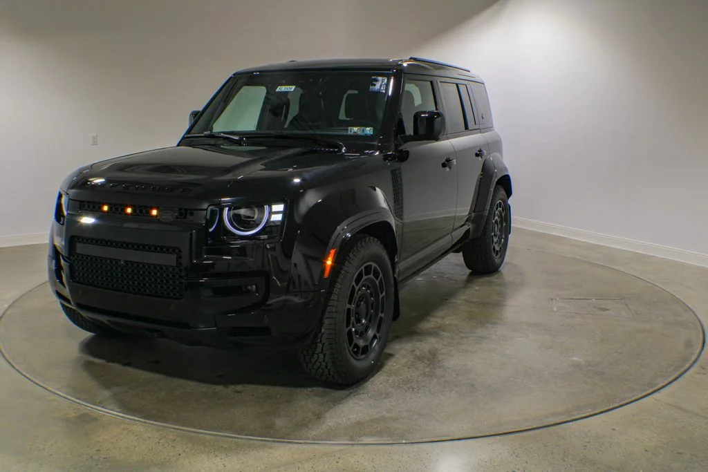 2026 Land Rover Defender 110 OCTA Black P635's photo