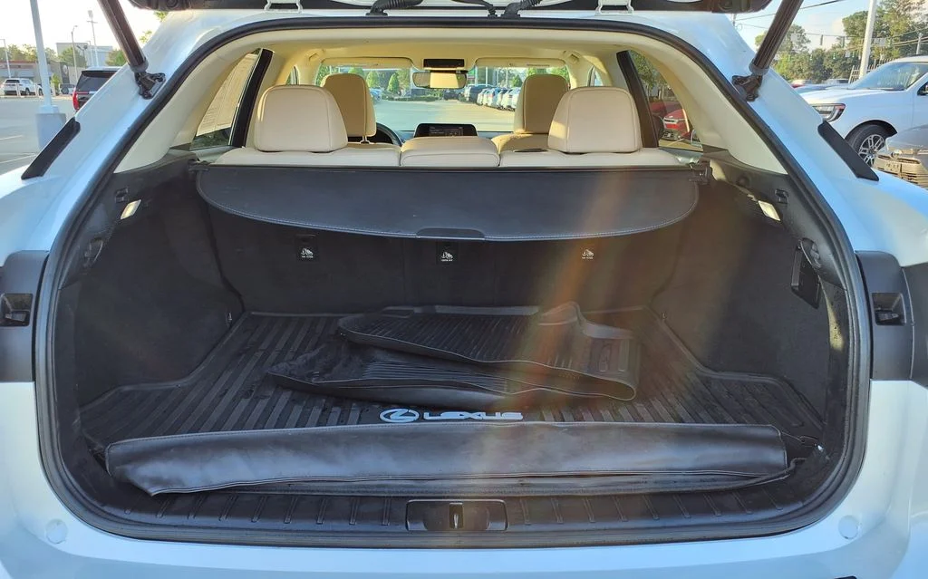 Used 2021 White Lexus 350 image 9