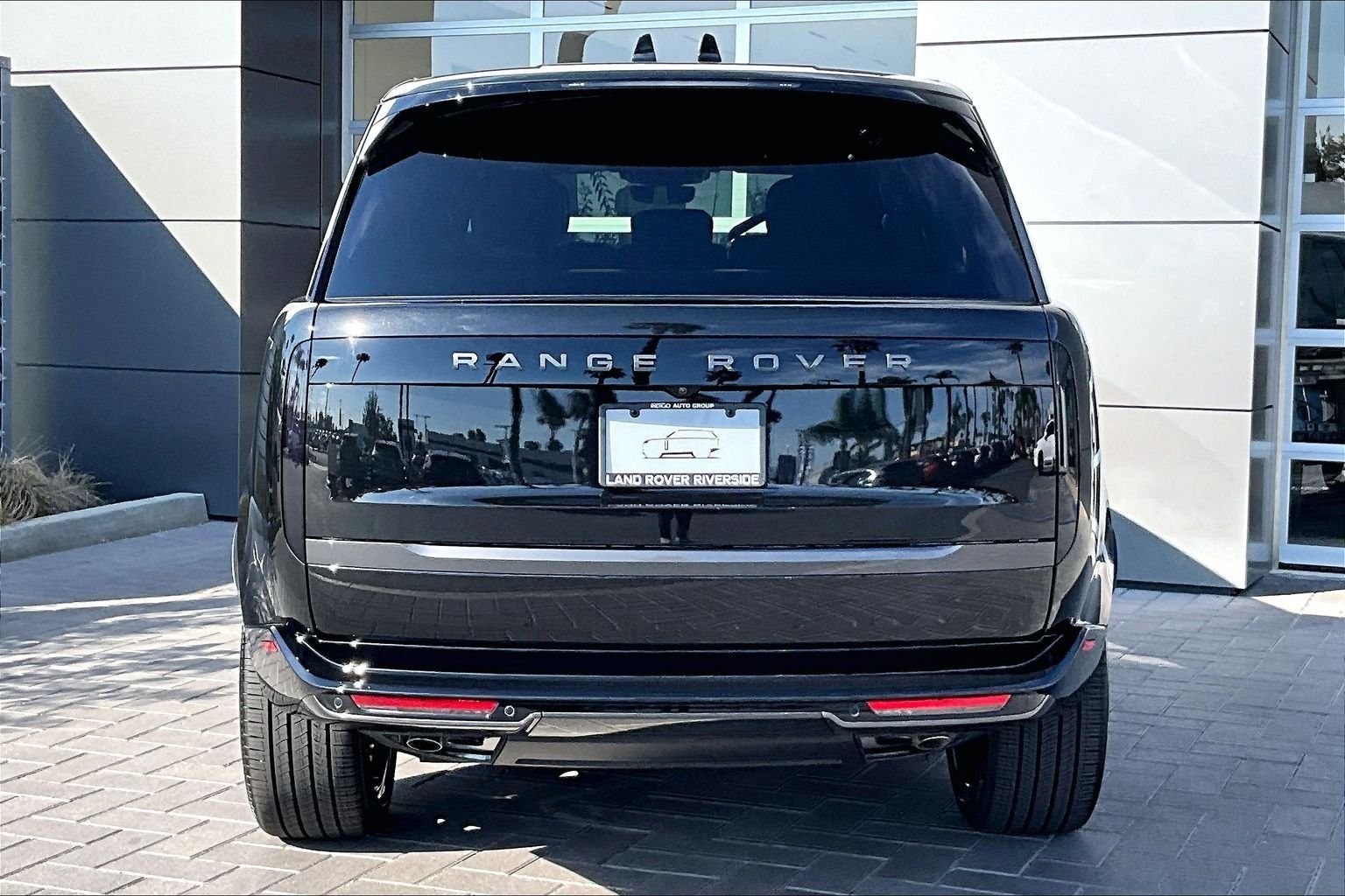 New 2026 Santorini Black Land Rover SE image 4