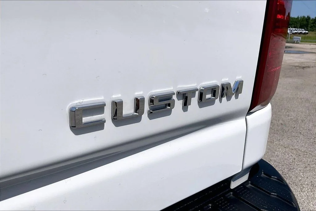 Used 2025 White Chevrolet Custom image 21