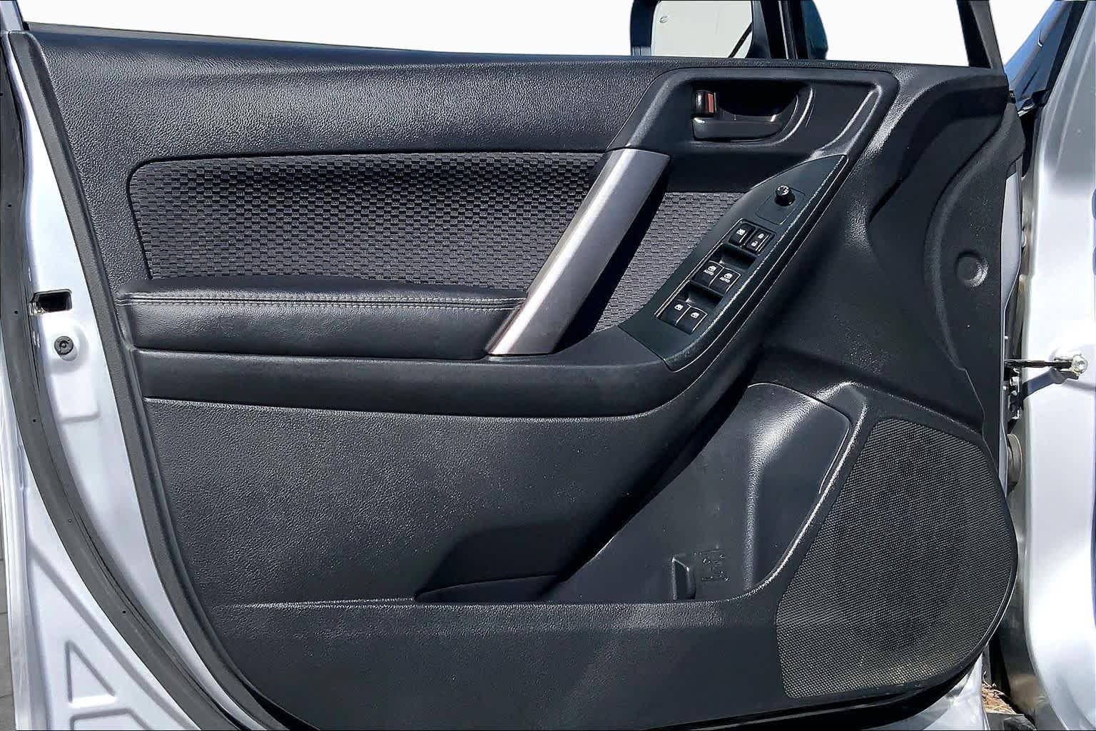 Used 2018 Ice Silver Metallic Subaru Premium image 19