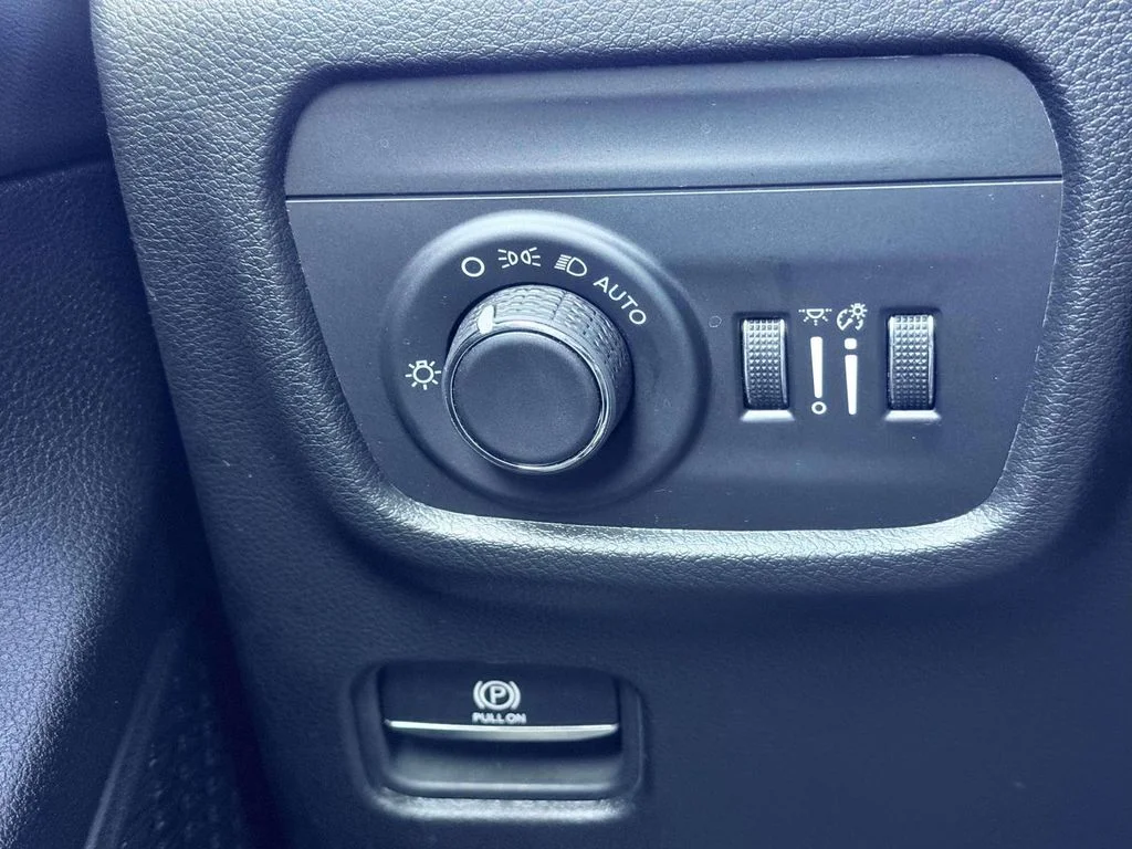 Used 2024 Silver Jeep Altitude image 19
