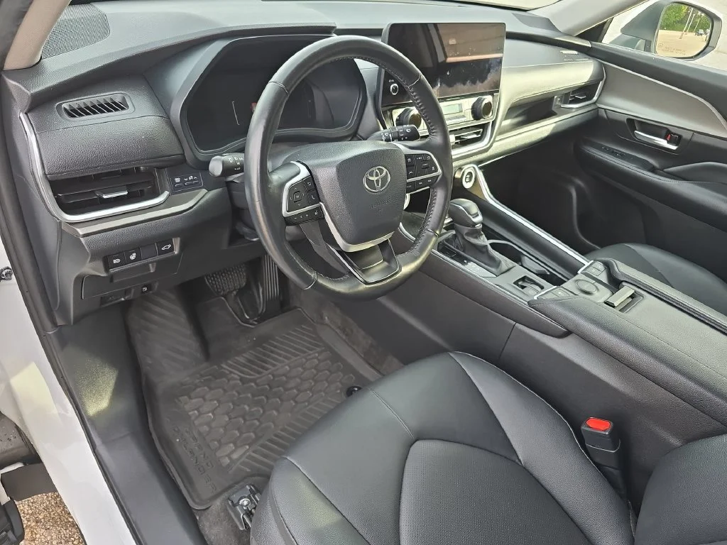 Used 2024  Toyota XLE image 16