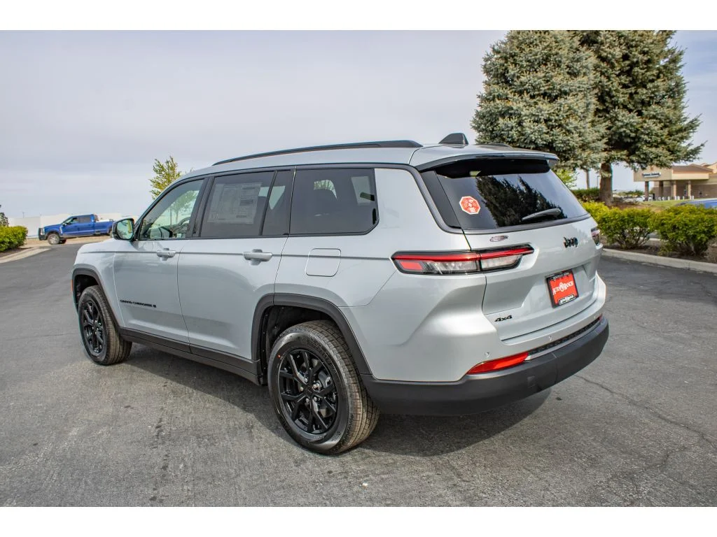 New 2026 SILVER ZYNITH Jeep Laredo Altitude image 6