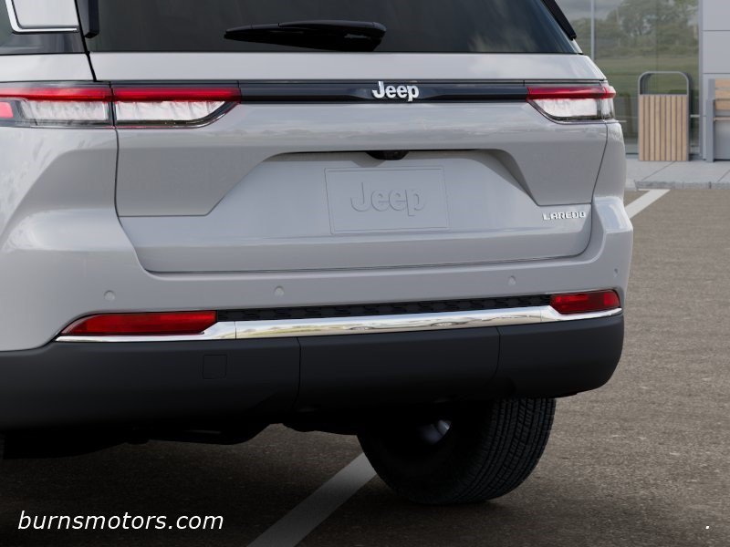 New 2026 Bright White Clear-Coat Exterior Paint Jeep Laredo image 13