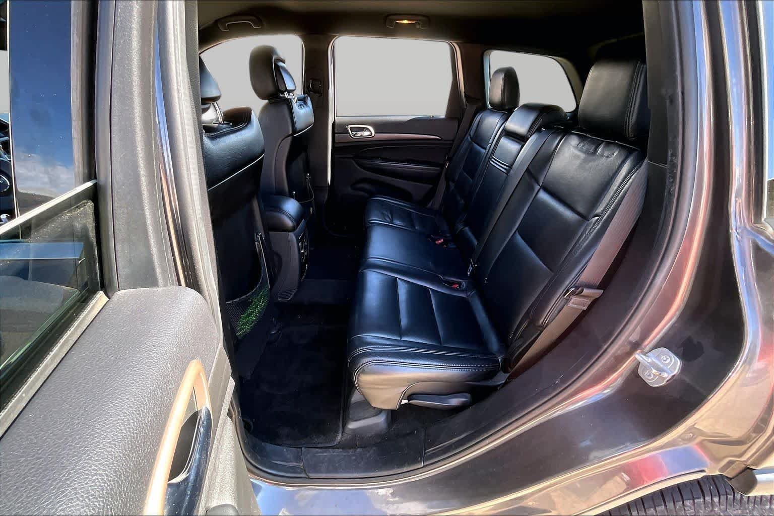 Used 2015 Granite Crystal Metallic Clearcoat Jeep Laredo image 19