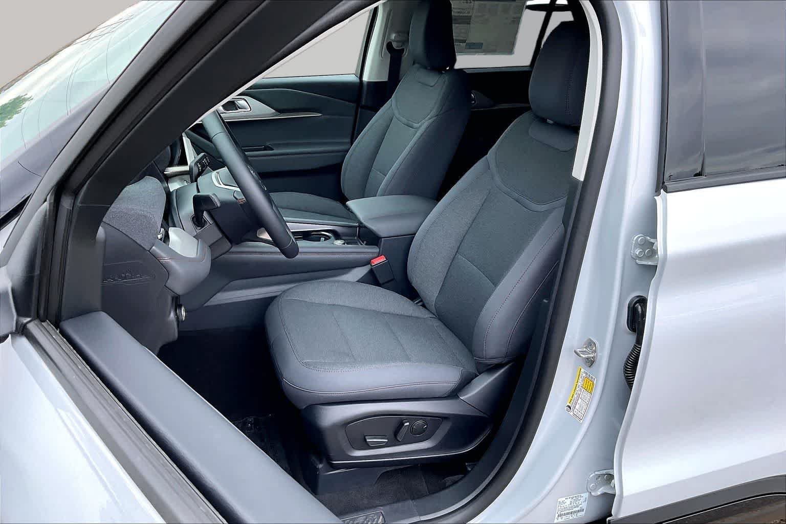 New 2026 Space White Metallic Ford Active image 9