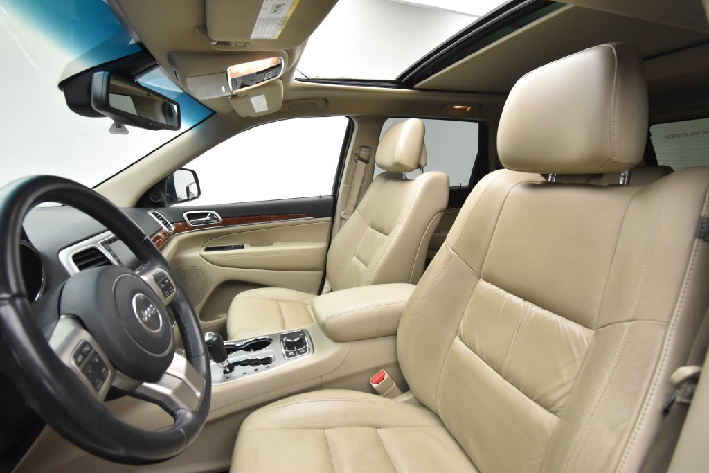 Used 2013 Bright White Clearcoat Jeep Limited image 9