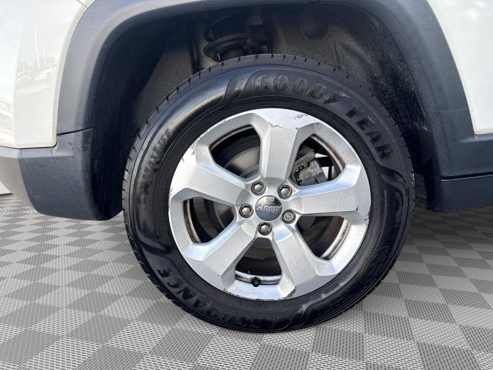 Used 2018 White Clearcoat Jeep Latitude image 13