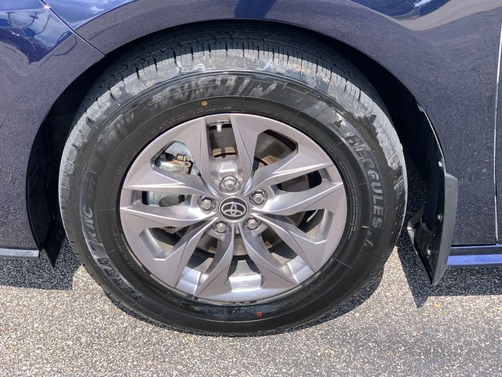 Used 2023  Toyota XLE image 33