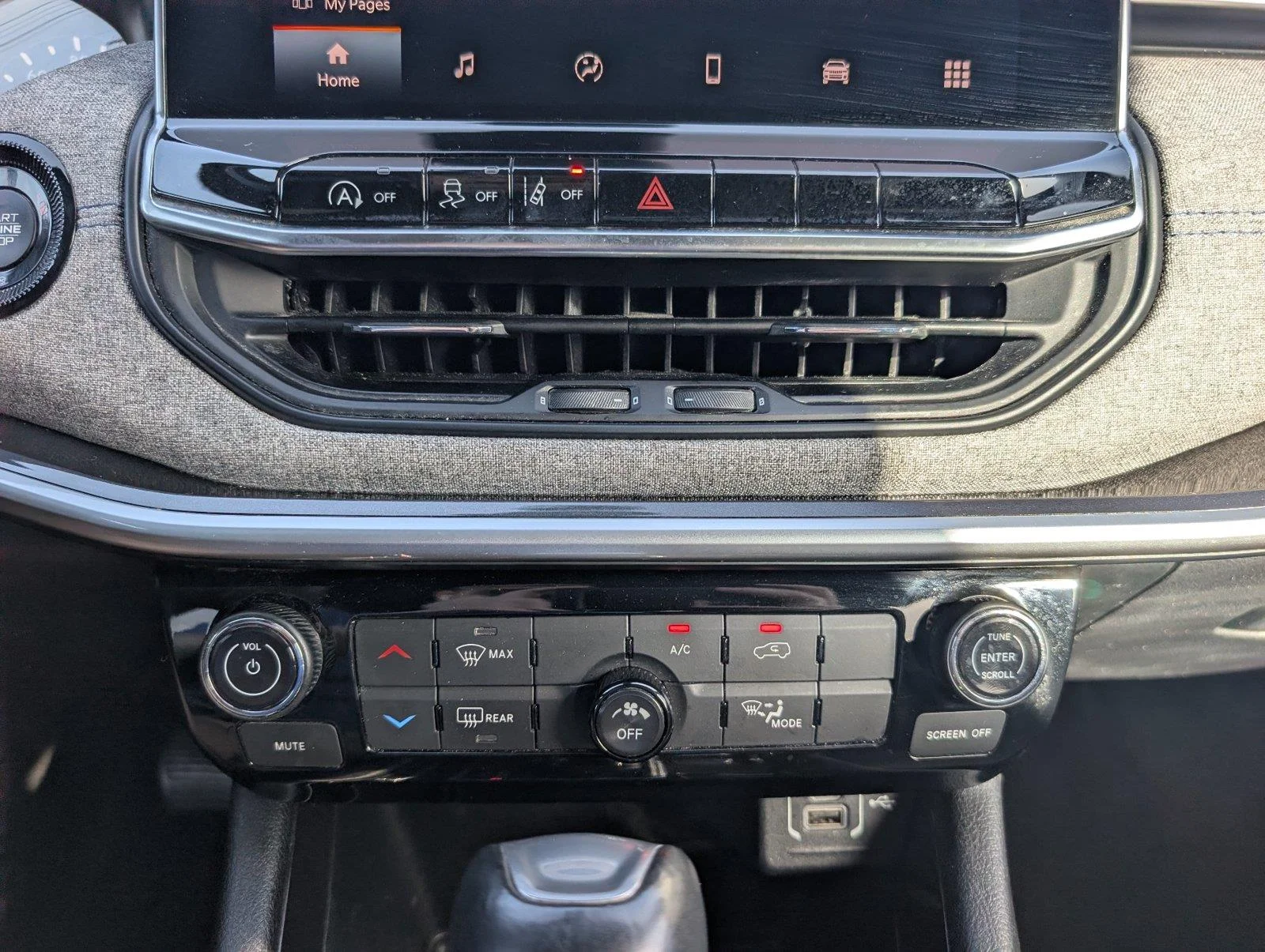 Used 2024 Bright White Clearcoat Jeep Latitude image 17