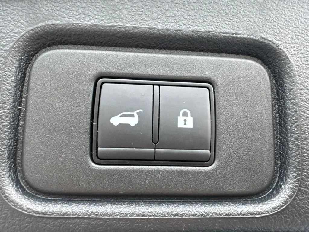 Used 2025 Everest White Nissan SV image 28