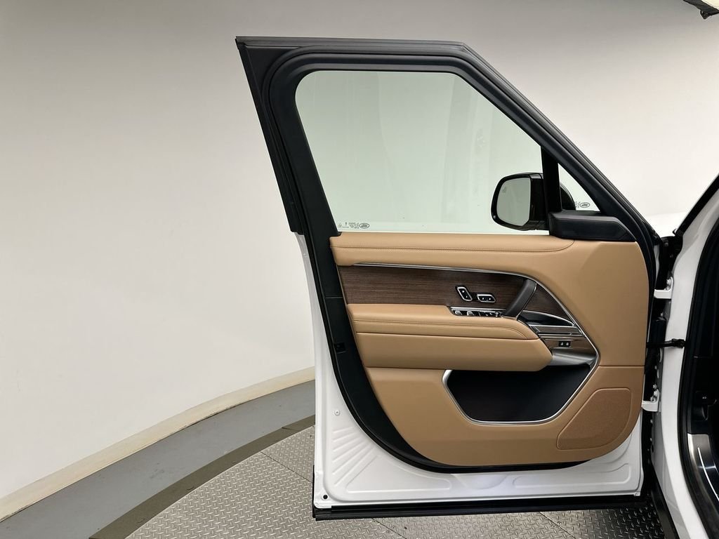 New 2026 Ostuni Pearl White Land Rover SE image 9