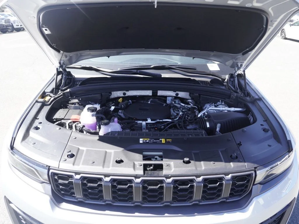 New 2026 Silver Zynith Exterior Paint Jeep Altitude image 28