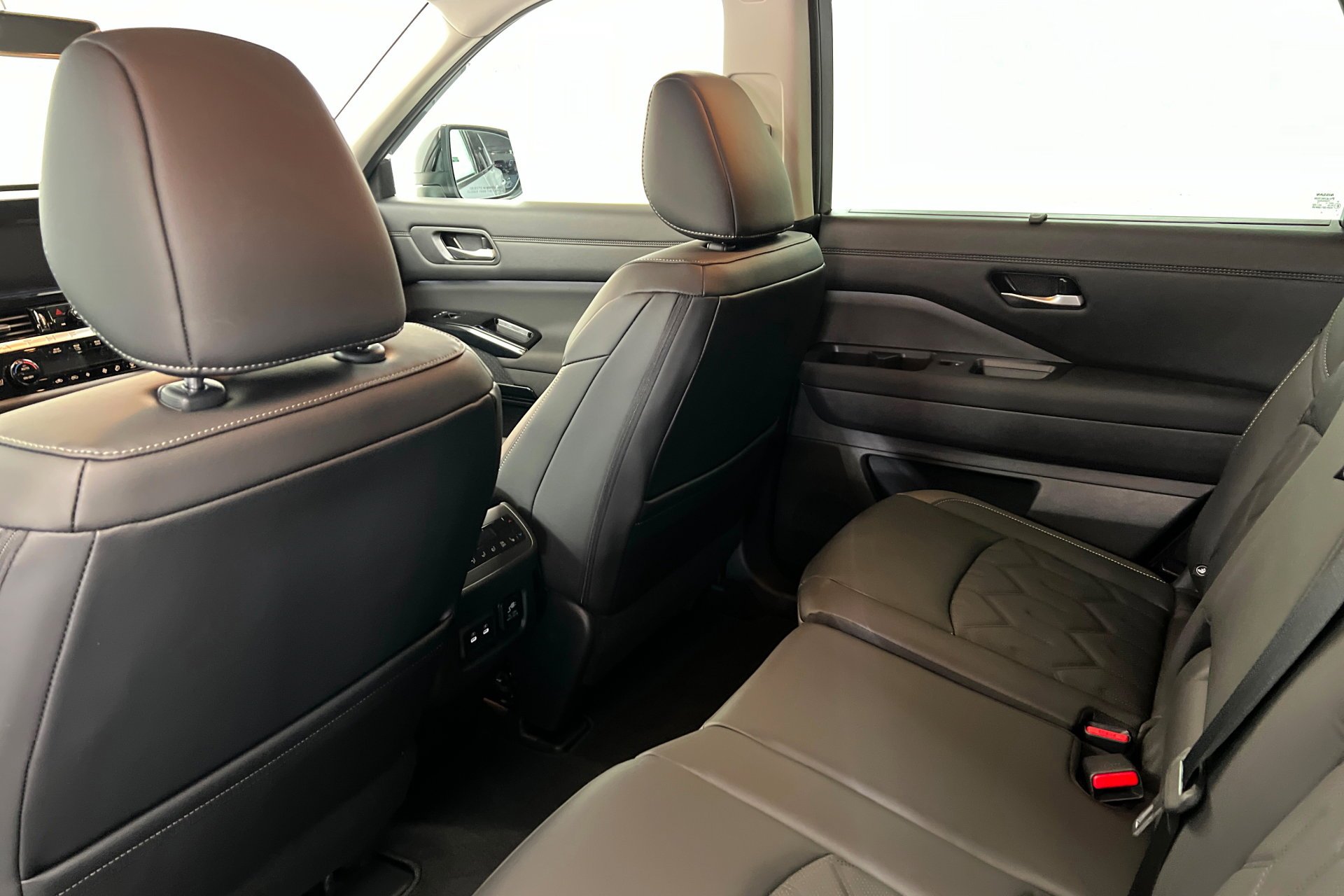 New 2026 Boulder Gray Pearl / Super Black Two-tone Nissan Platinum image 20