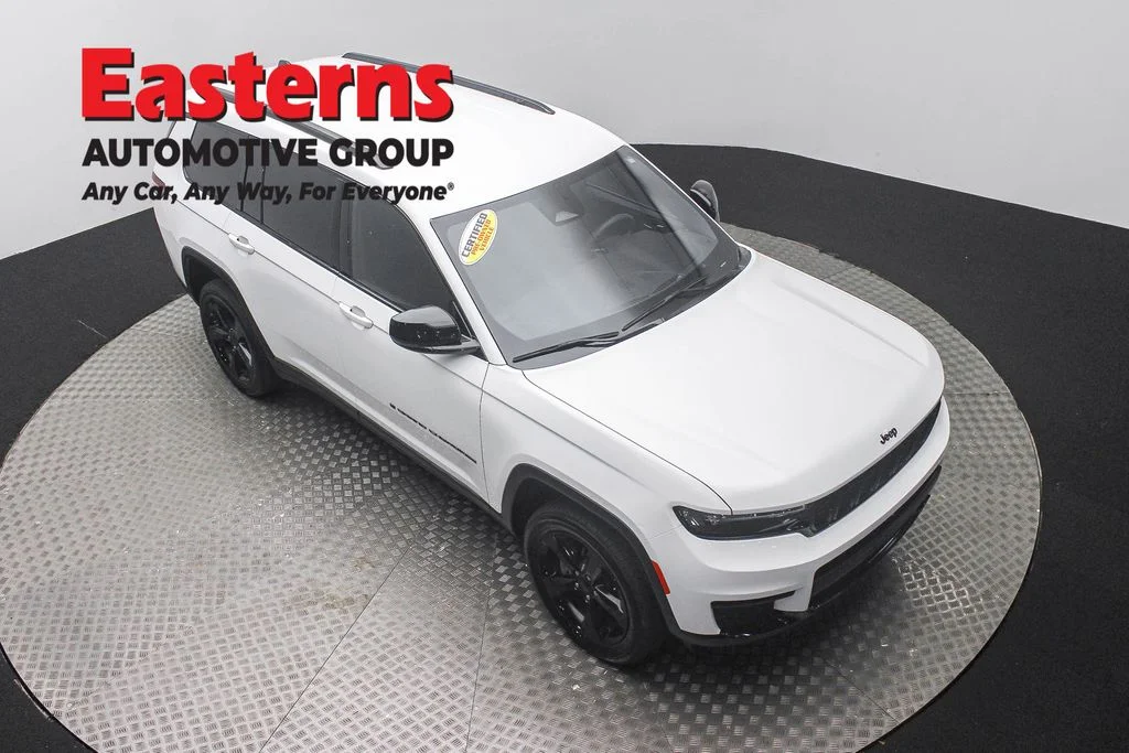 Used 2023 White Jeep Altitude image 3