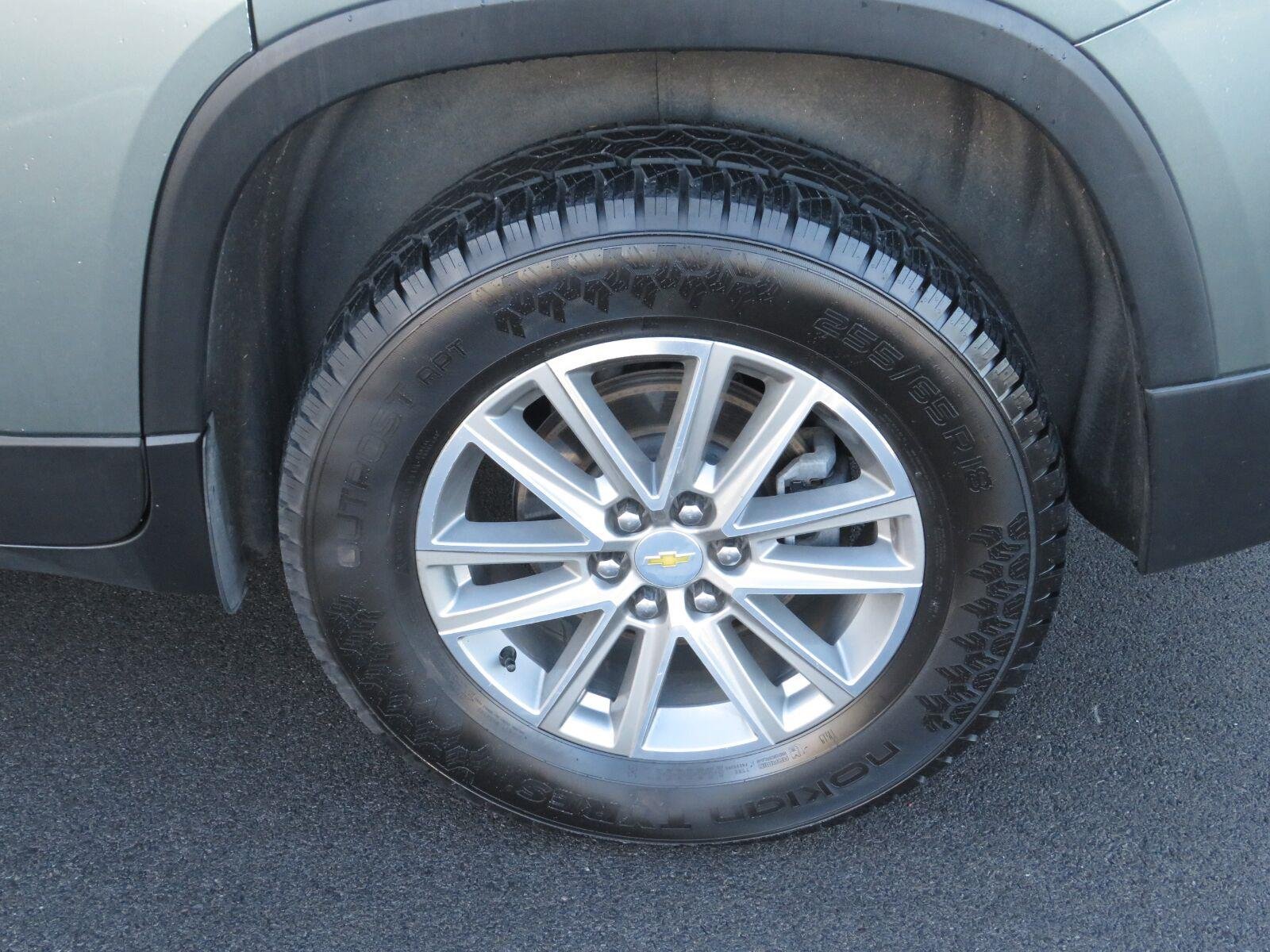 Used 2023 Silver Sage Metallic Chevrolet LT Cloth image 18