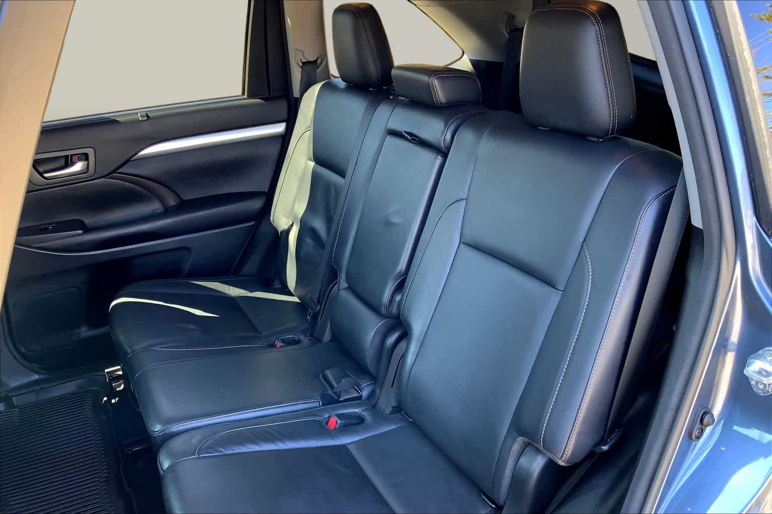 Used 2017 Shoreline Blue Pearl Toyota XLE image 21