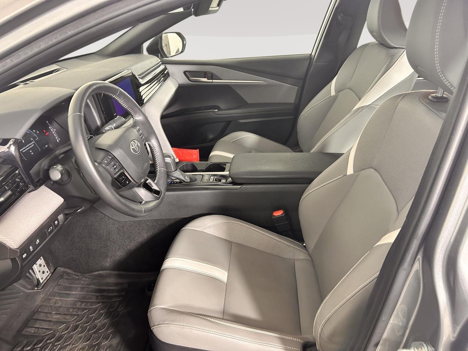 Certified Used 2025 Heavy Metal Toyota SE image 3