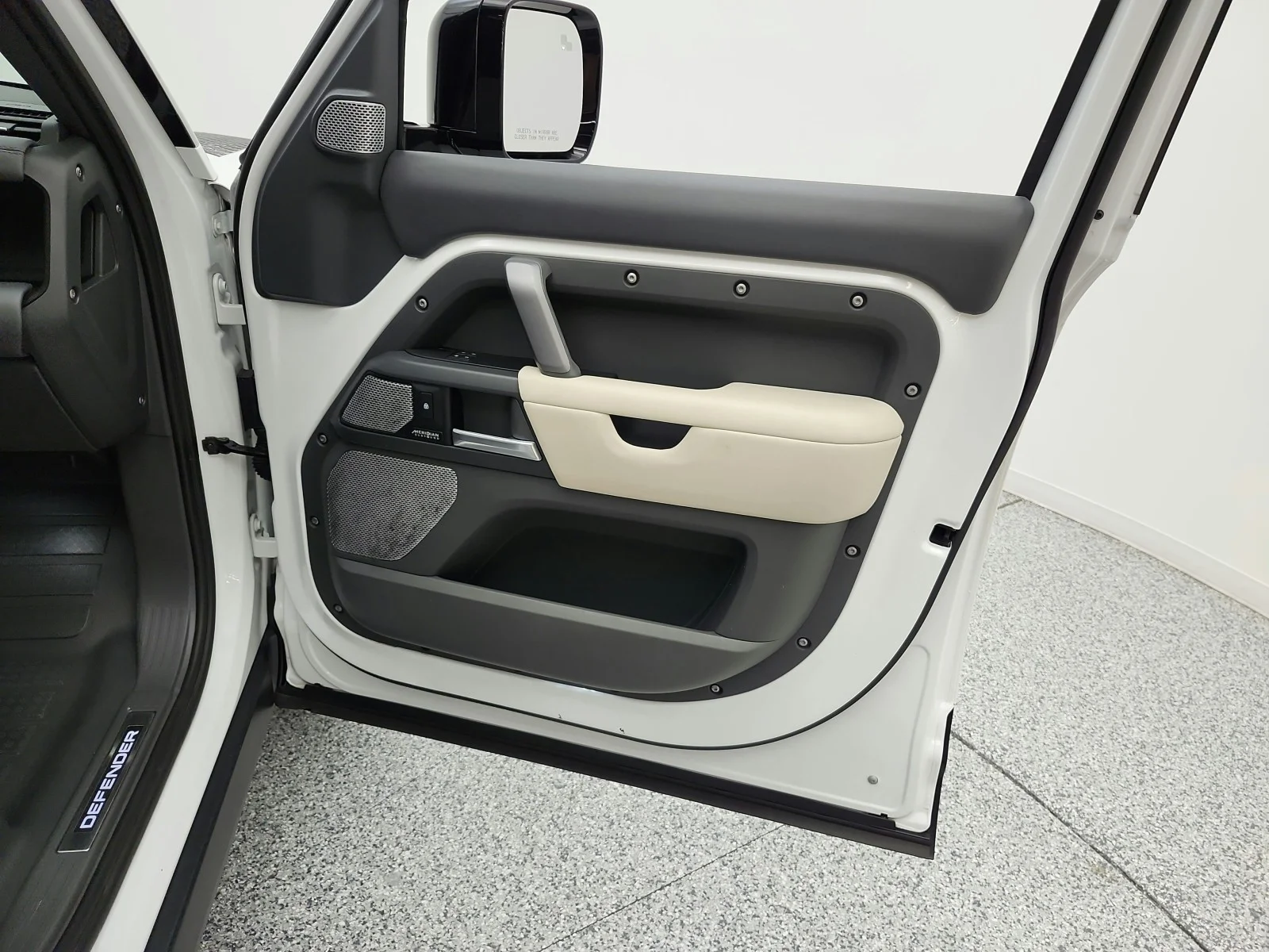 Used 2024 Fuji White Land Rover 130 P400 X-Dynamic SE image 21