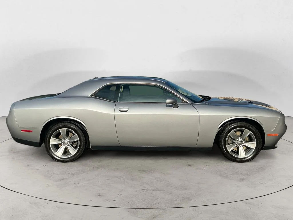 Used 2016 Silver Dodge SXT image 4