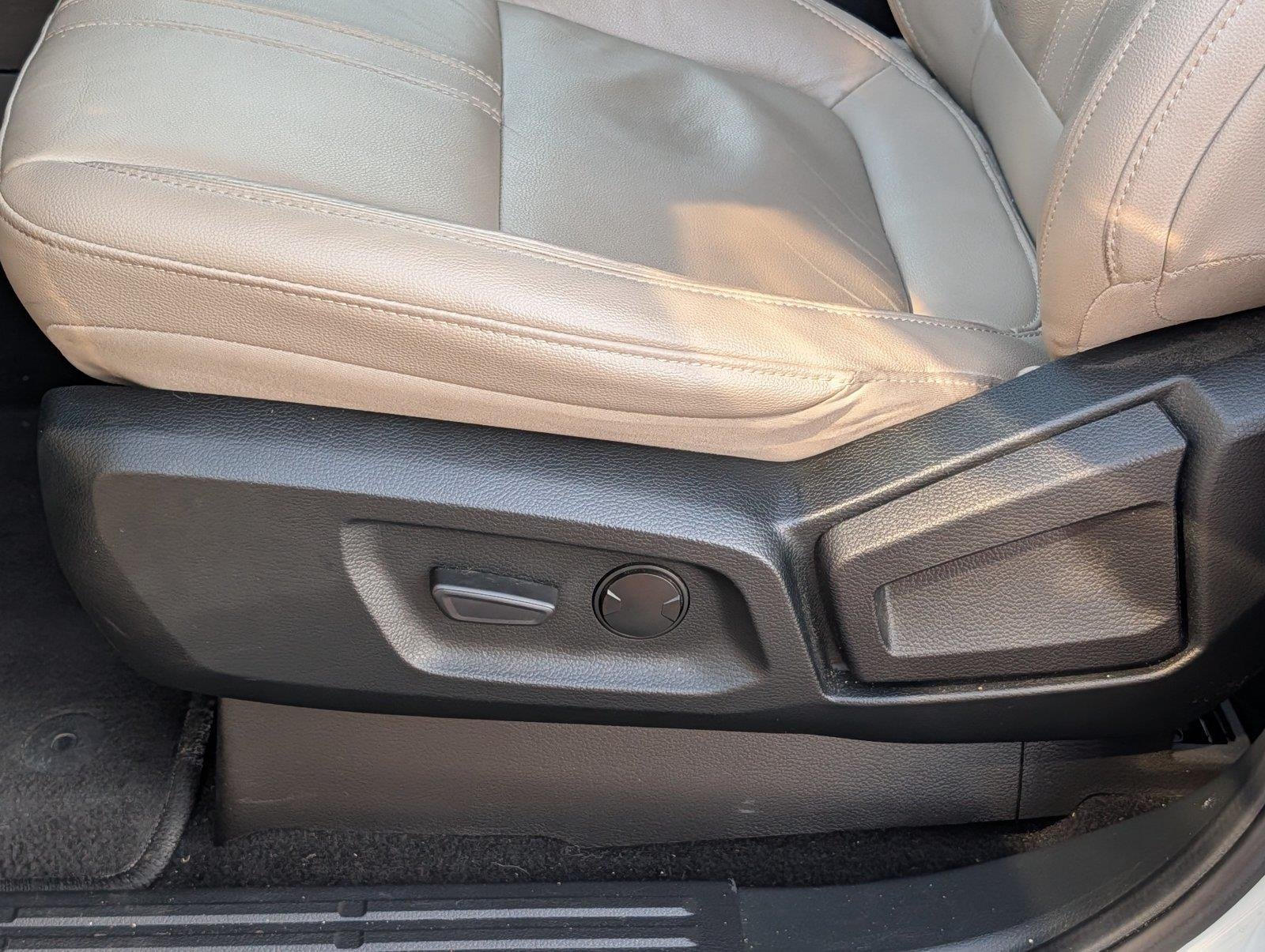 Used 2022 Cactus Gray Ford LARIAT image 12