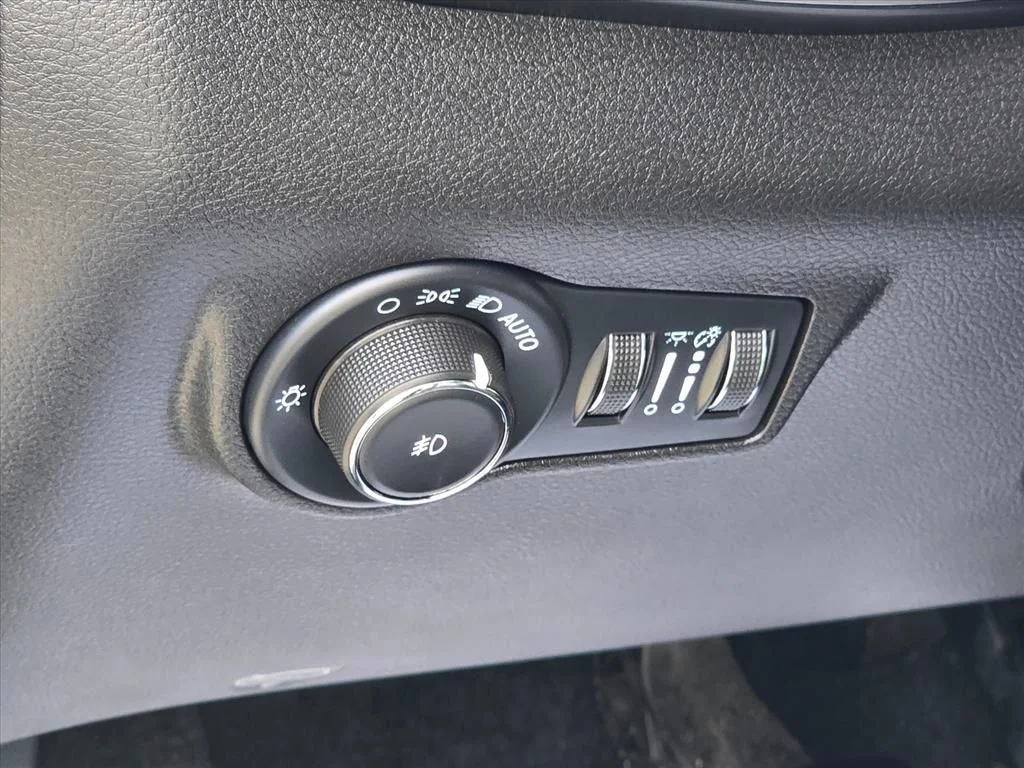 Used 2025 White Jeep Limited image 7